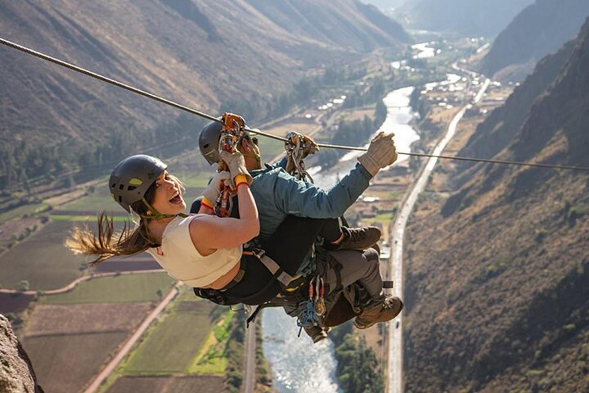 muž a žena na zip line v horách