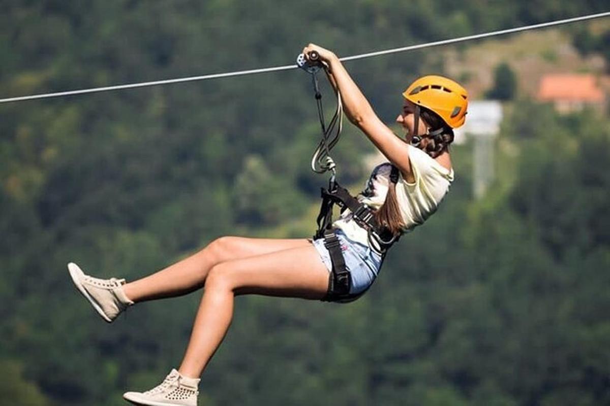 žena jede na zip line