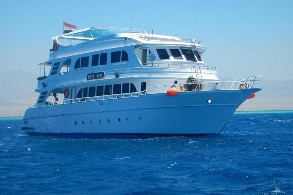 um grande barco branco no meio do oceano