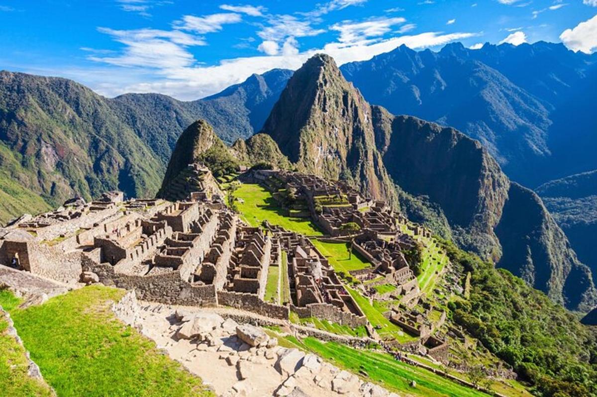 một góc nhìn từ trên không của tàn tích machu picchu trên núi