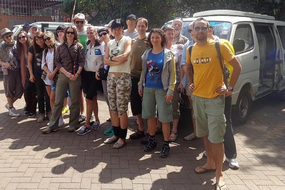un gruppo di persone in piedi davanti a un furgone