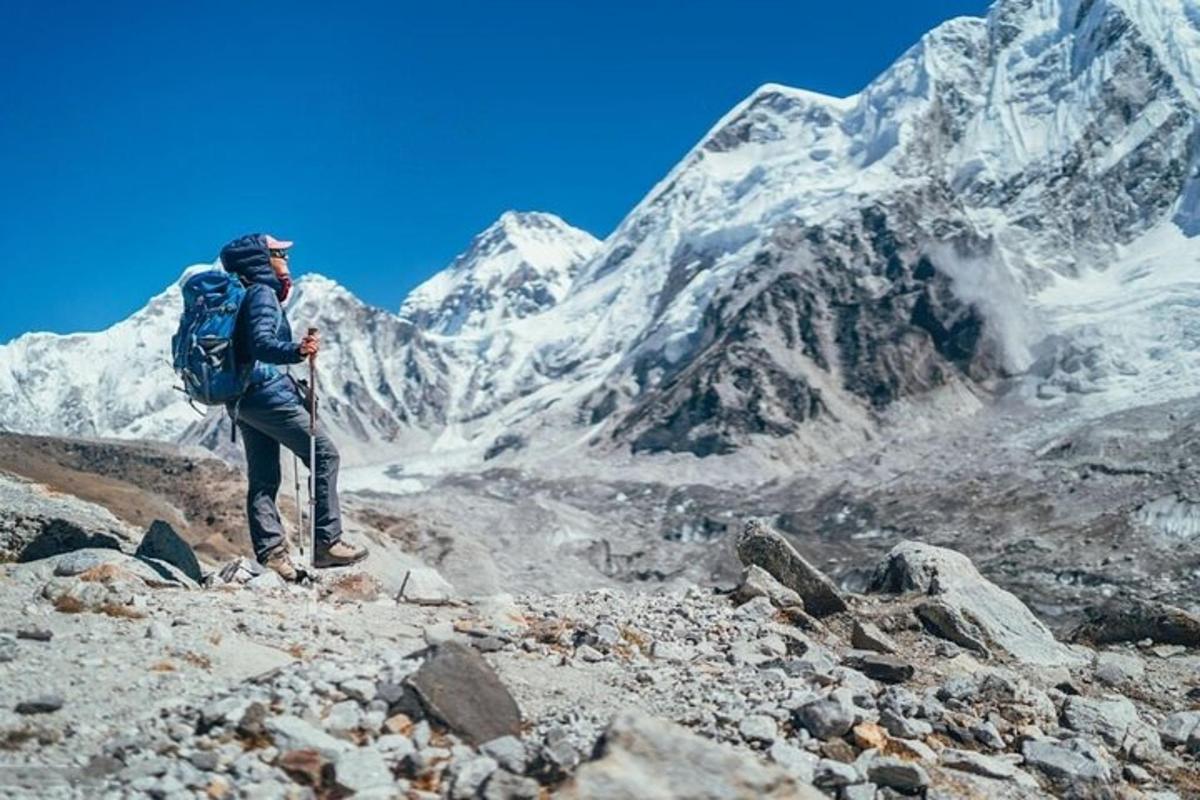 una persona con uno zaino in piedi sulla cima di una montagna