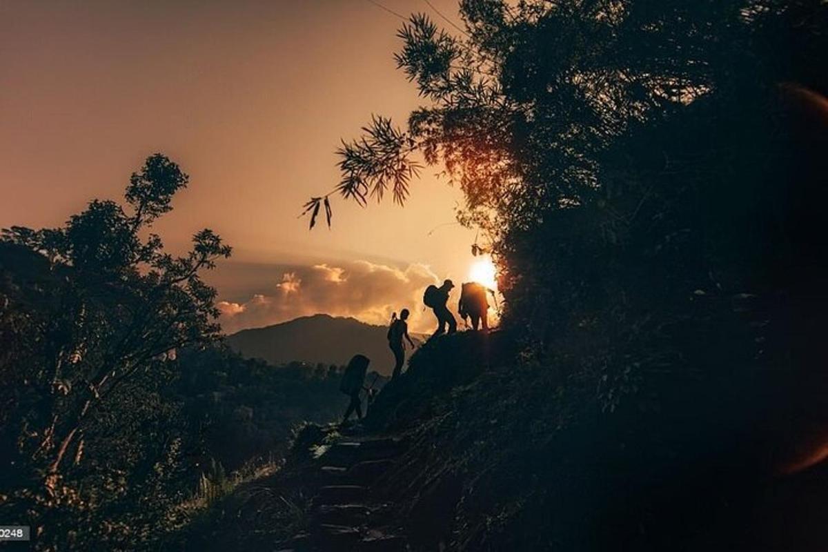 due persone e un cavallo su una collina al tramonto