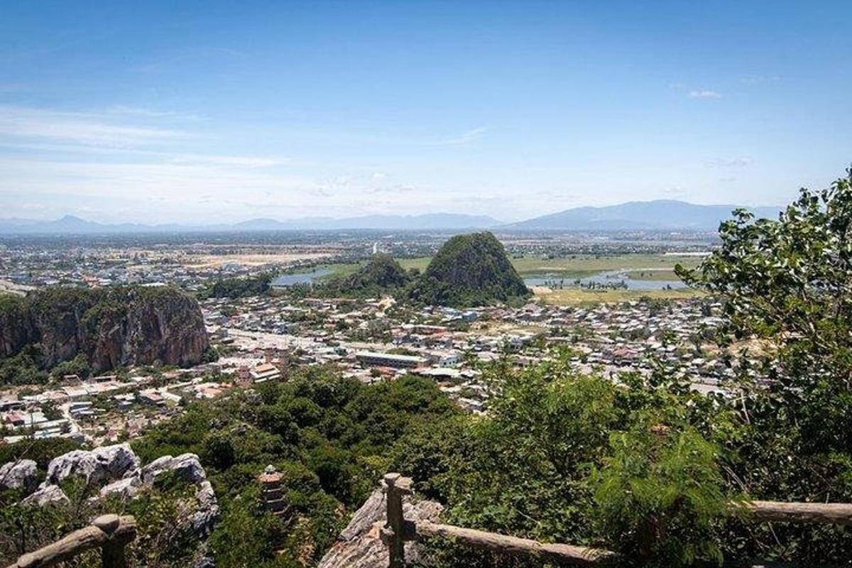 una vista di una città dalla cima di una montagna