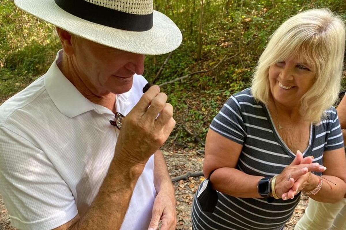 un uomo e una donna seduti uno accanto all'altro