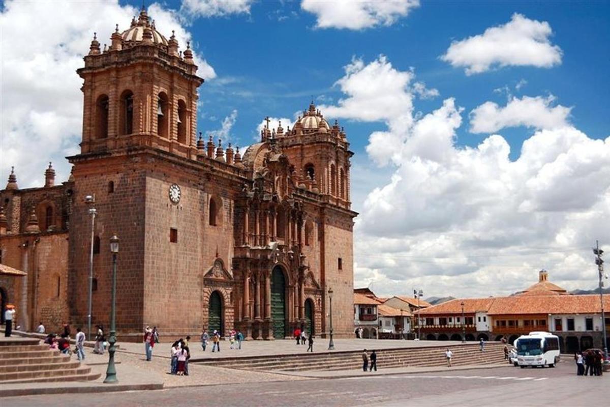 un gran edifici amb una torre de rellotge en una ciutat
