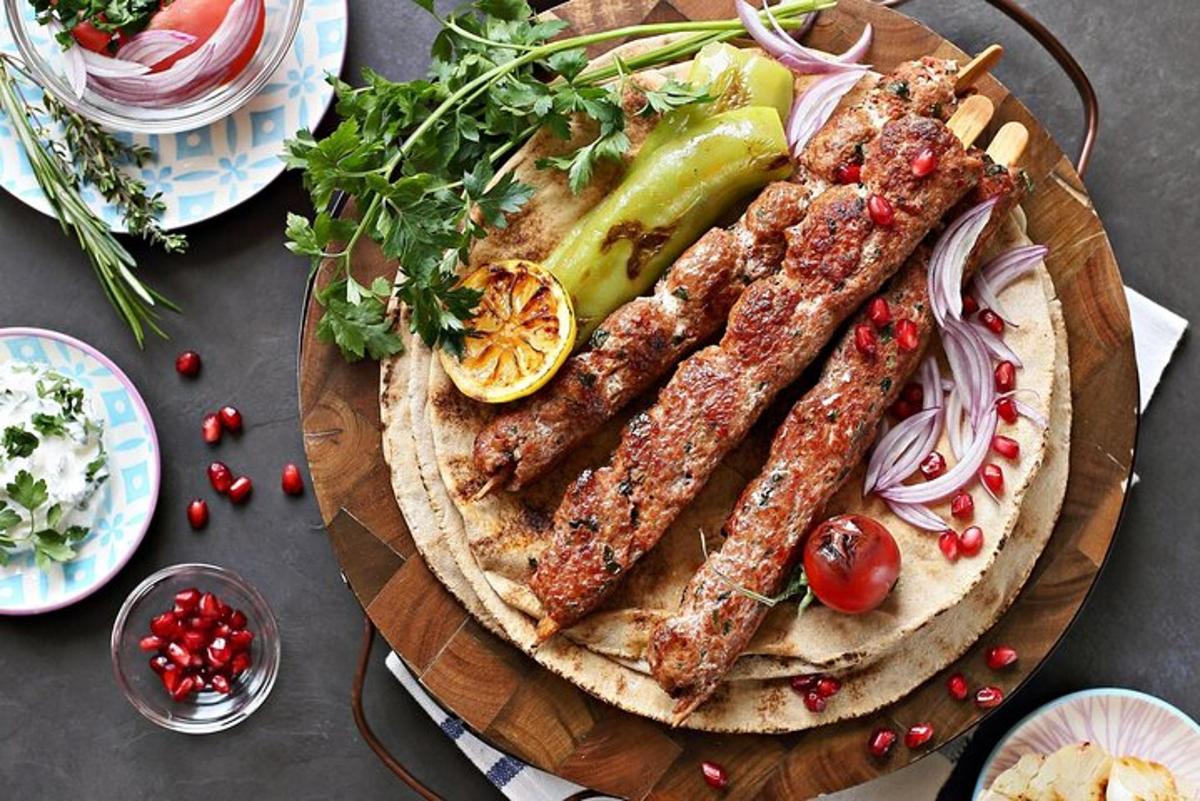 isang plato ng pagkain na may sausage at gulay sa mesa