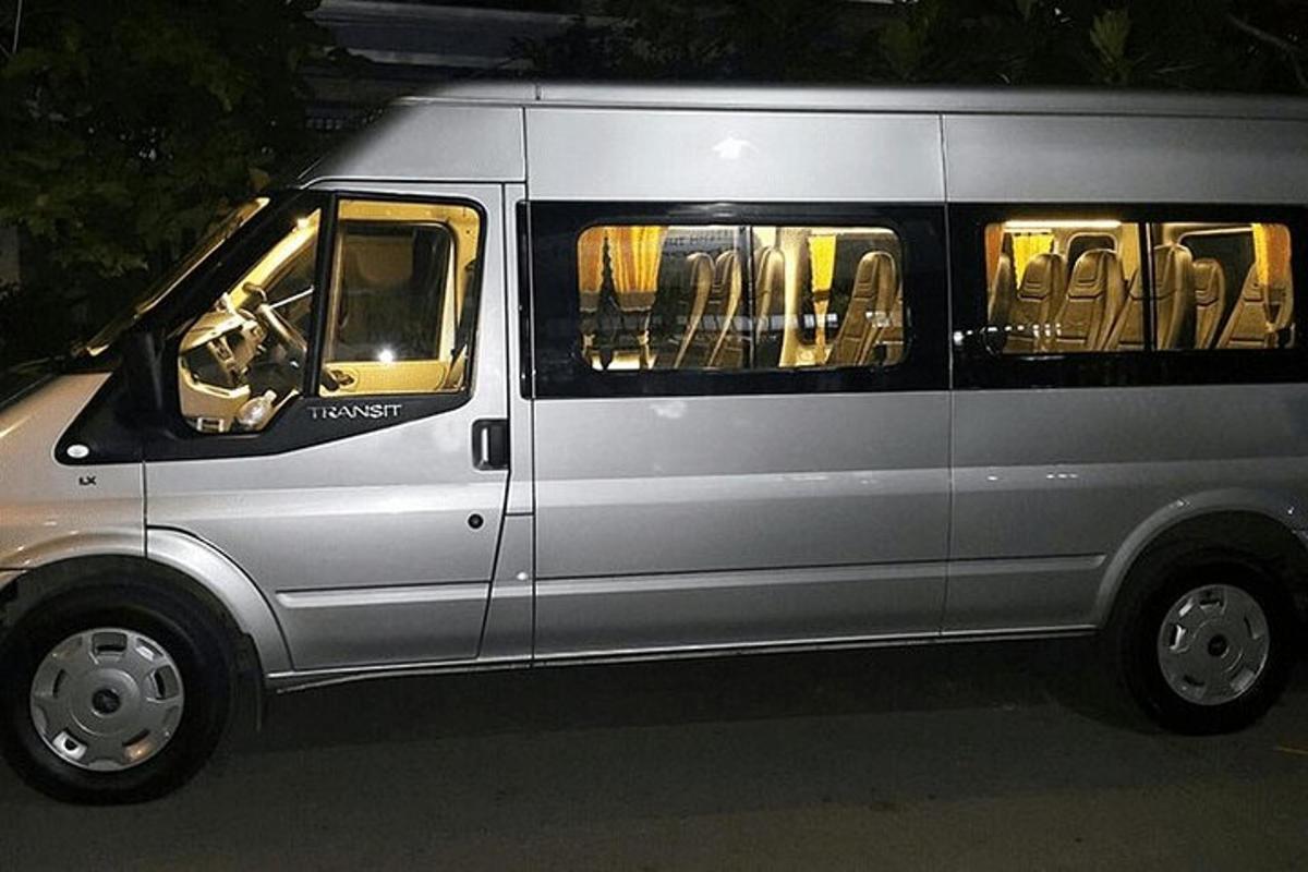 un furgone argentato parcheggiato in un parcheggio di notte