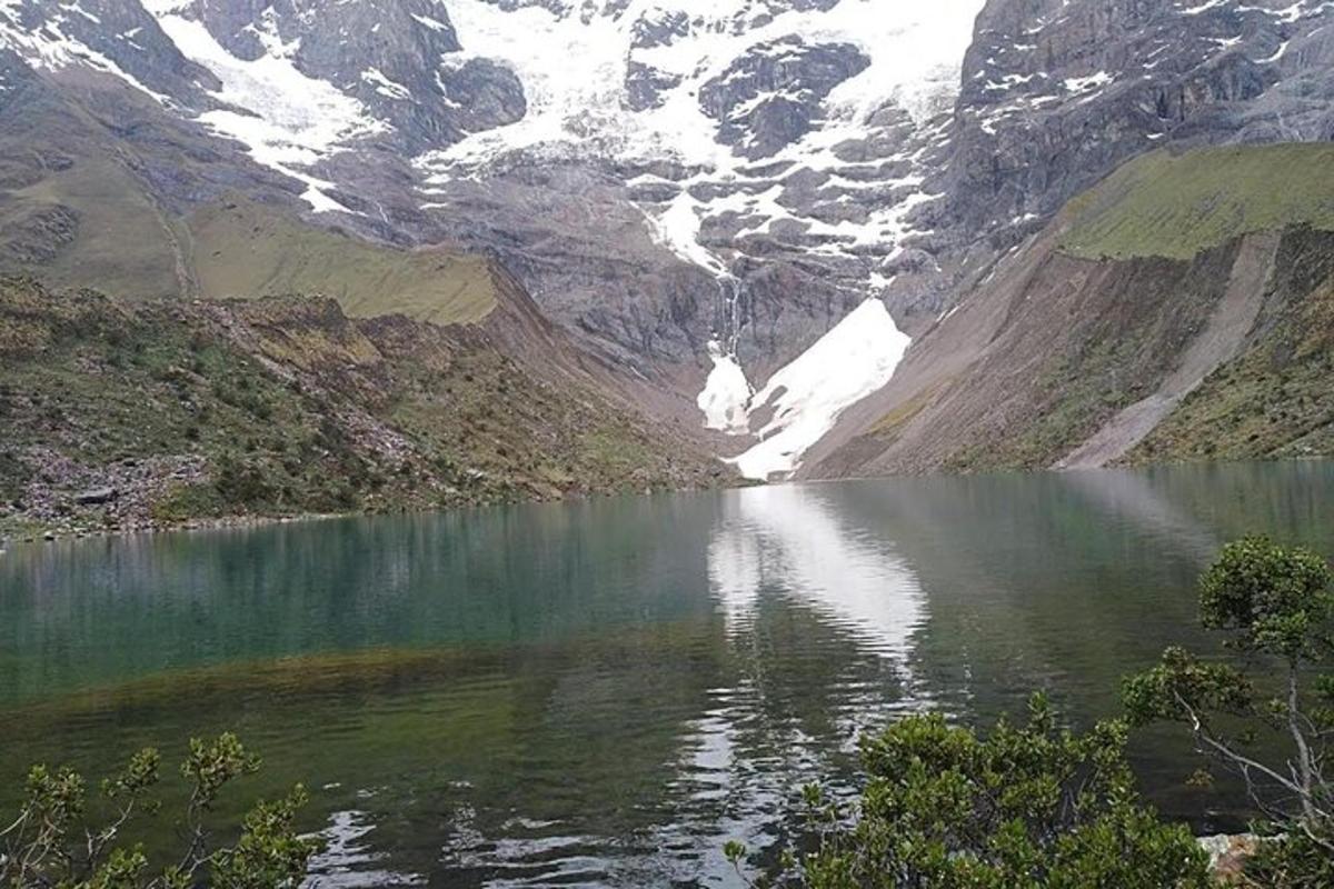 un lago en medio de una montaña con nieve