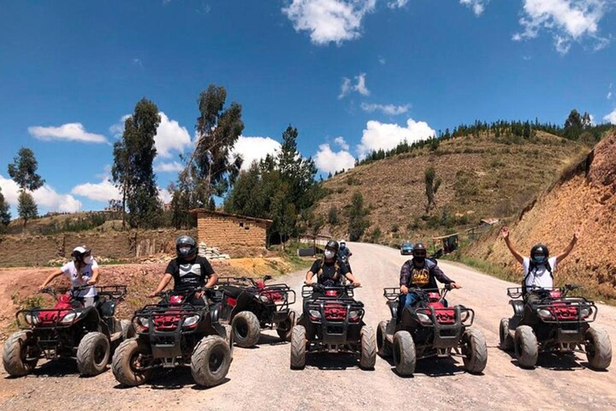 isang grupo ng mga tao na nakasakay sa mga atv sa isang maruming kalsada