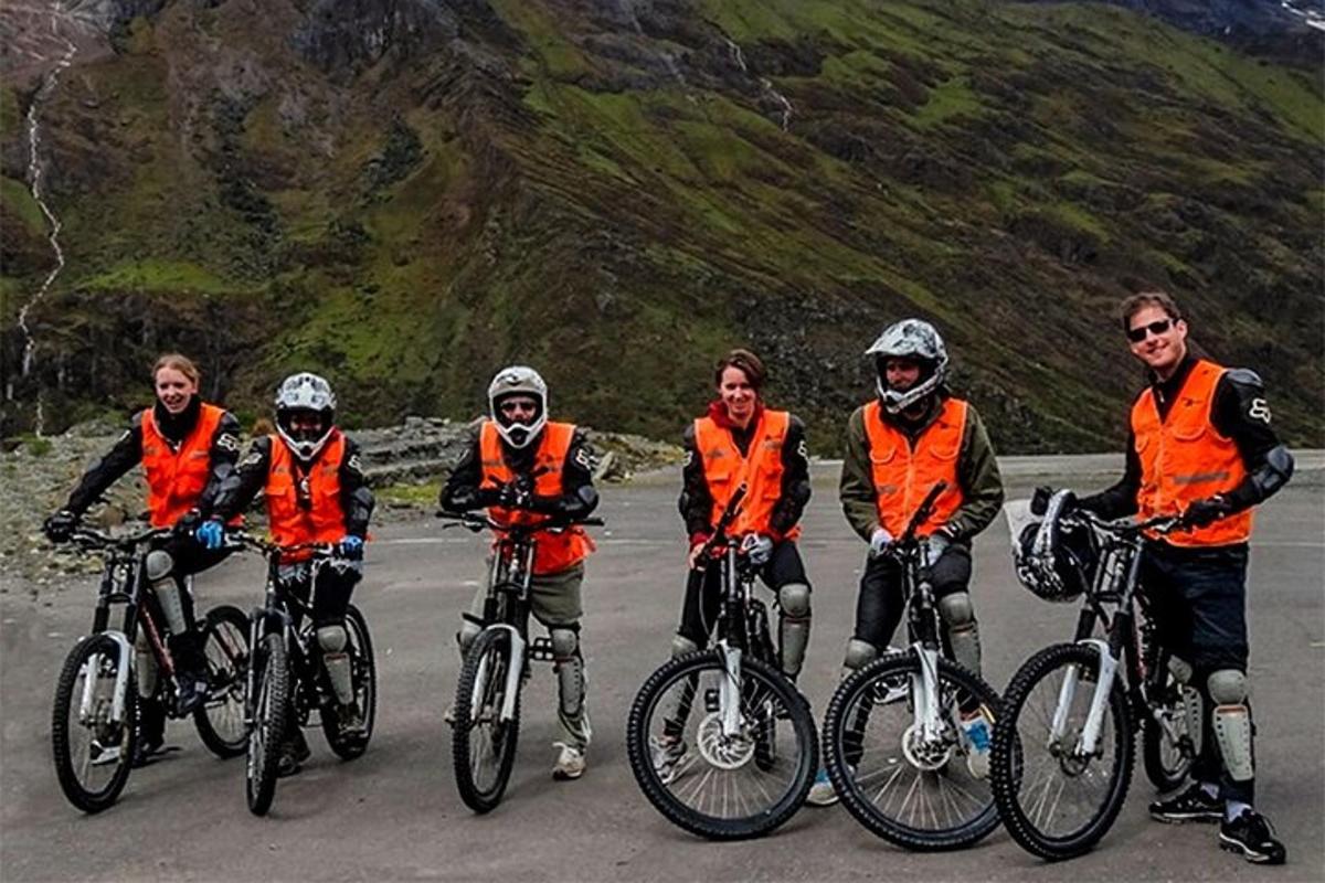 un grupo de personas en bicicleta en una carretera