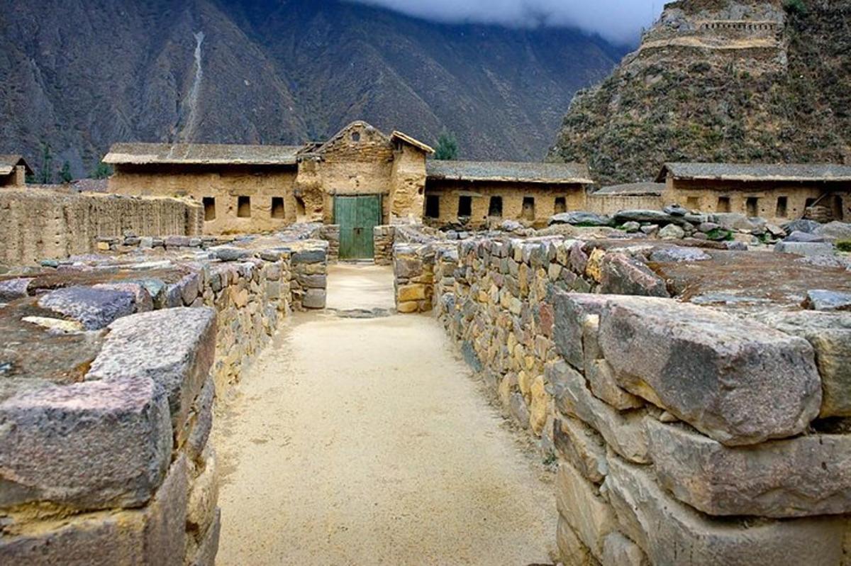 un edifici de pedra amb una porta verda i una paret de pedra