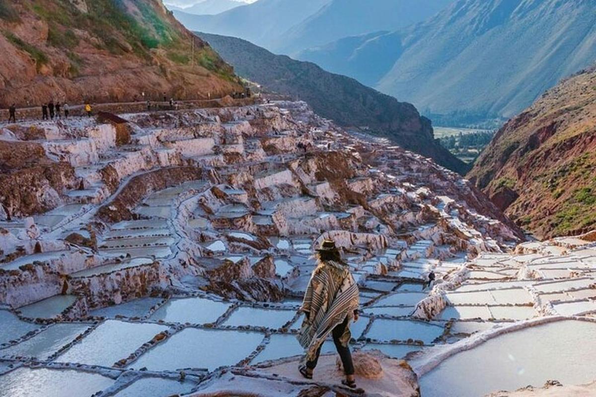um homem em pé no topo de uma montanha coberta de neve