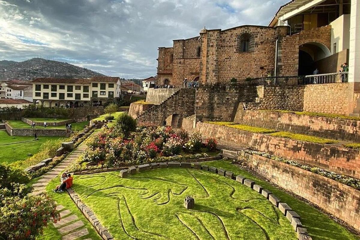una vista de un jardín frente a un castillo