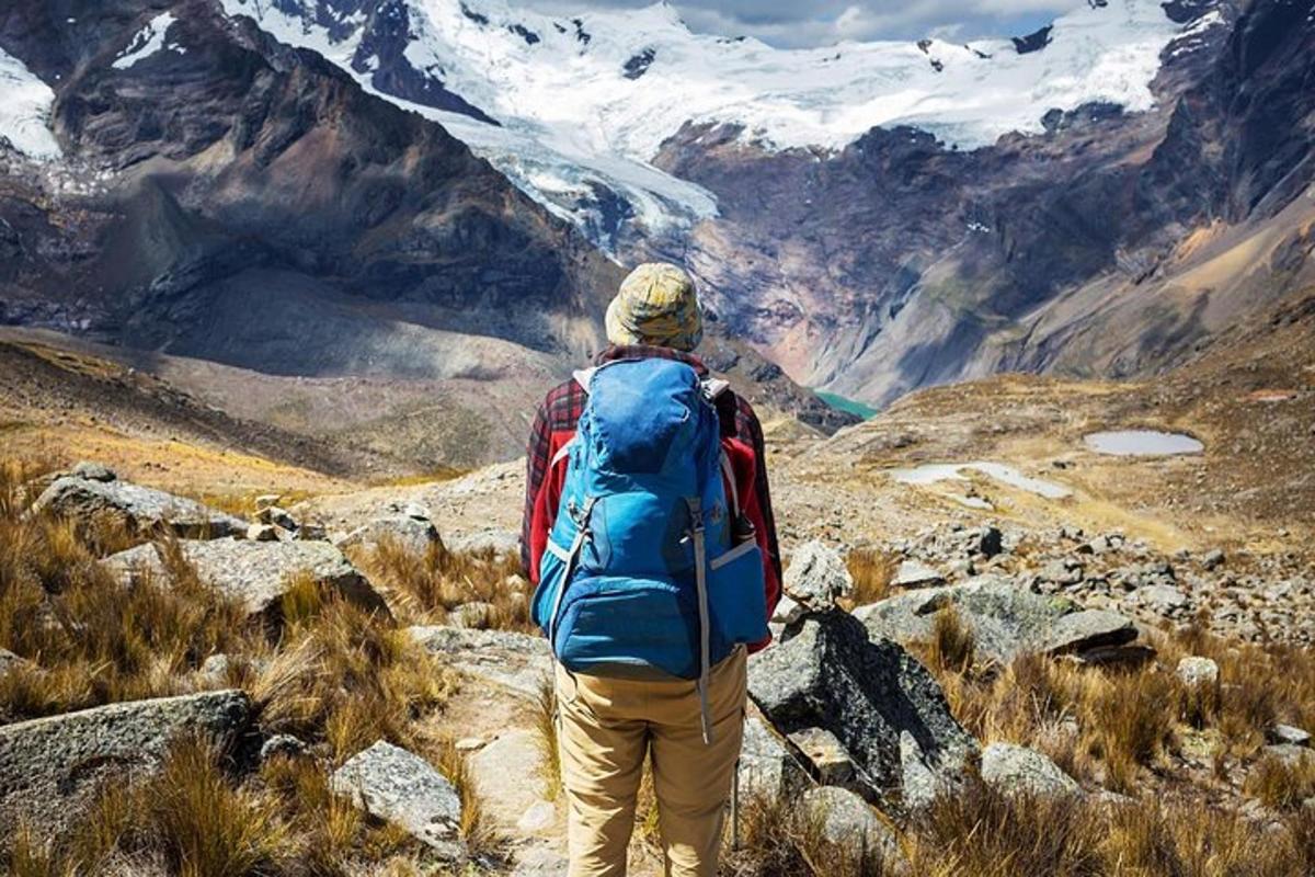 ein Mann mit einem Rucksack steht auf einem Berg