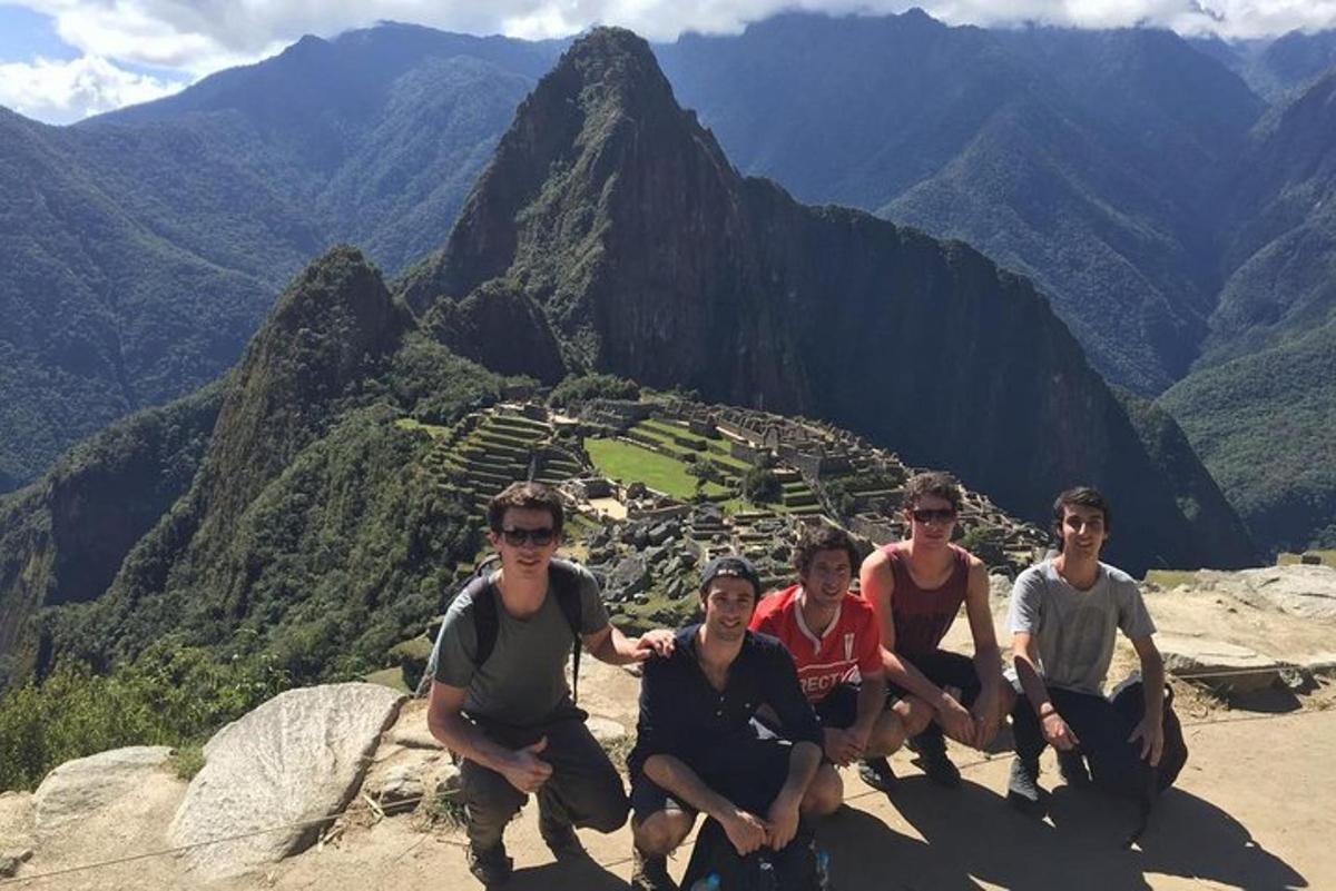 isang grupo ng mga tao na nakaupo sa tuktok ng isang bundok