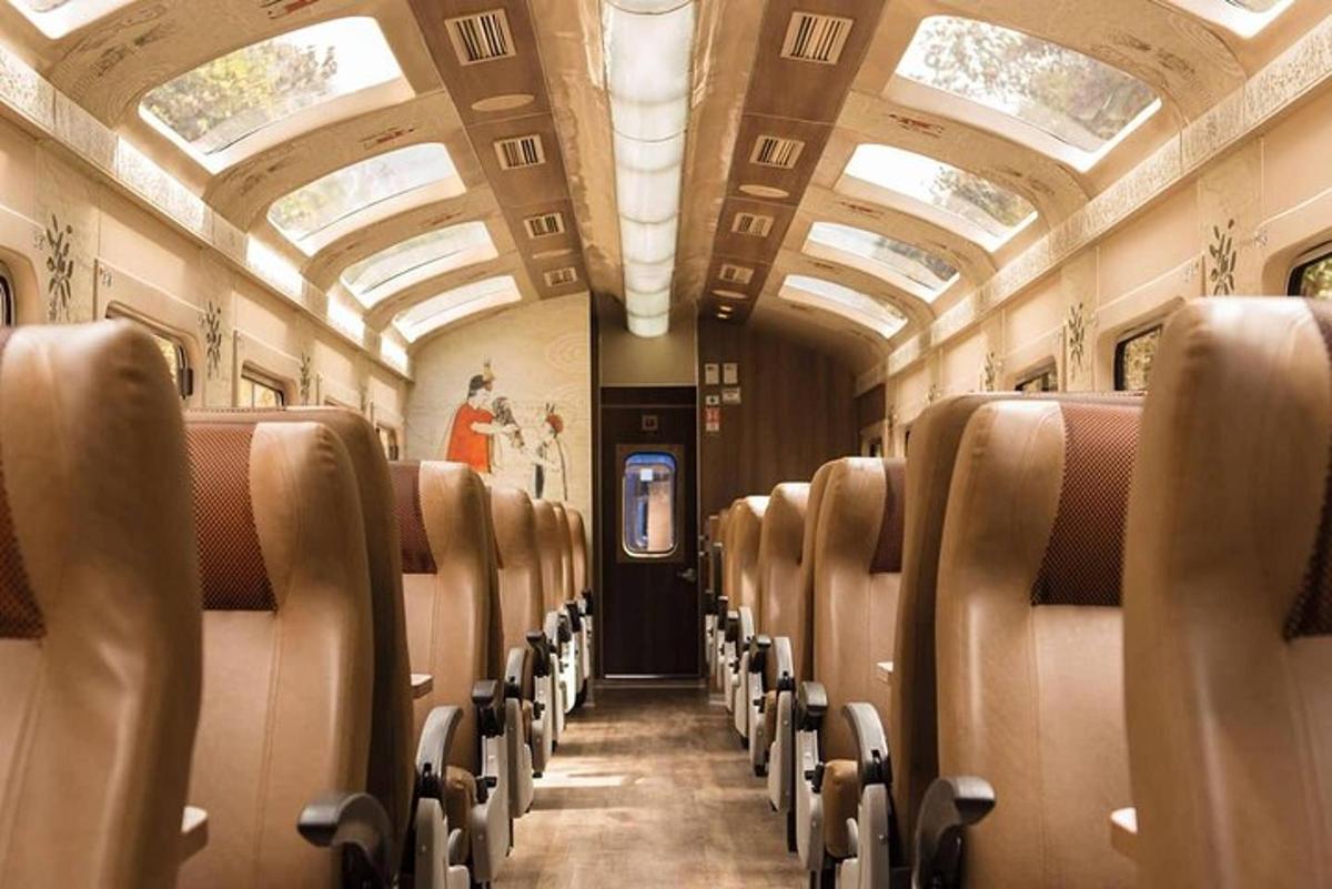 sebuah kereta api kosong dengan tempat duduk dan siling kosong