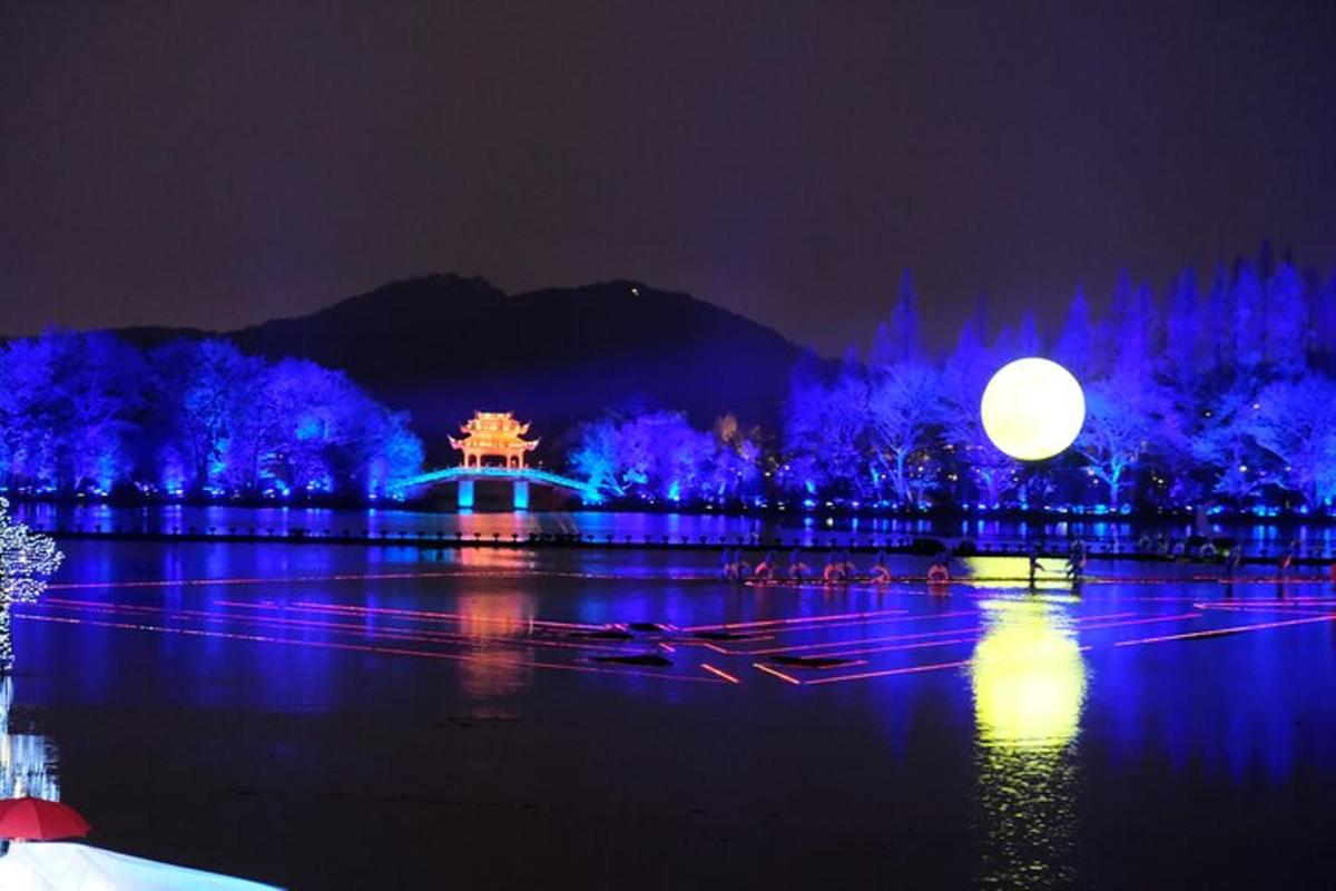 夜晚被蓝色灯光点亮的城市
