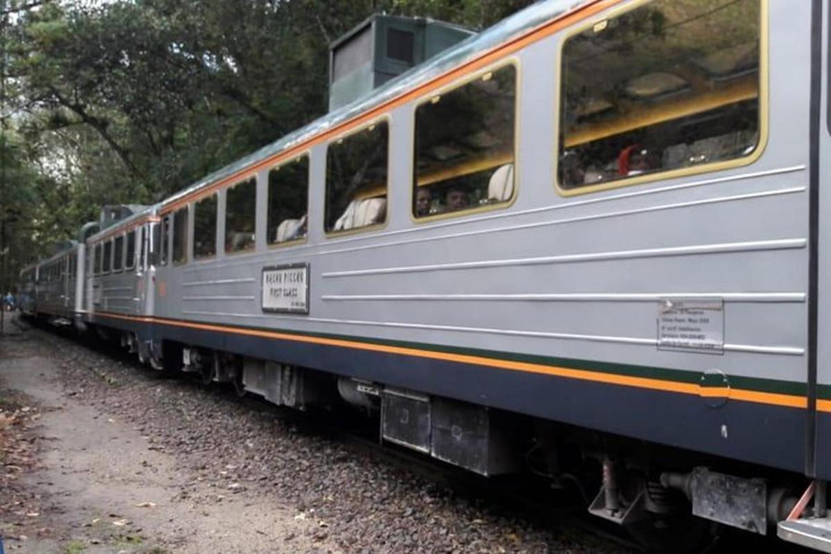 isang pilak na tren ang nakaupo sa riles
