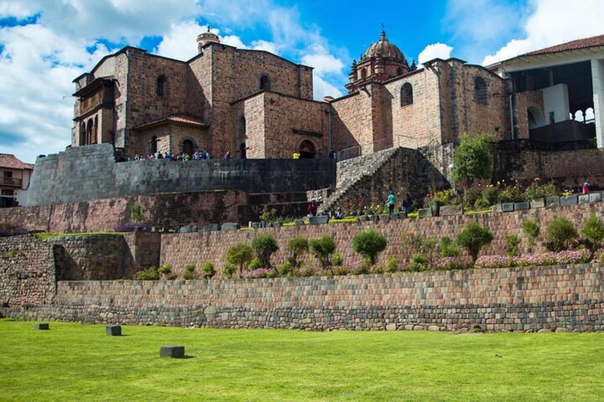velký hrad s lidmi stojícími na vrcholu zdi