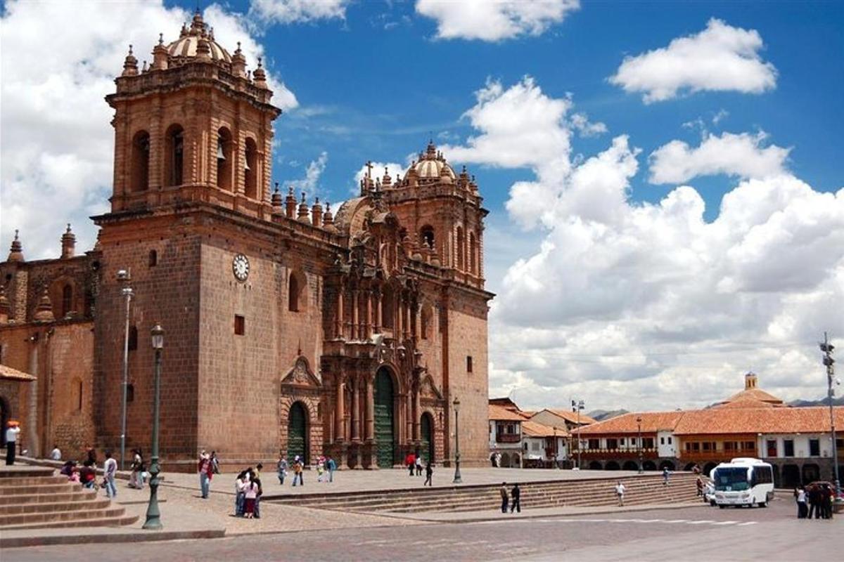 un gran edifici amb una torre de rellotge en una ciutat