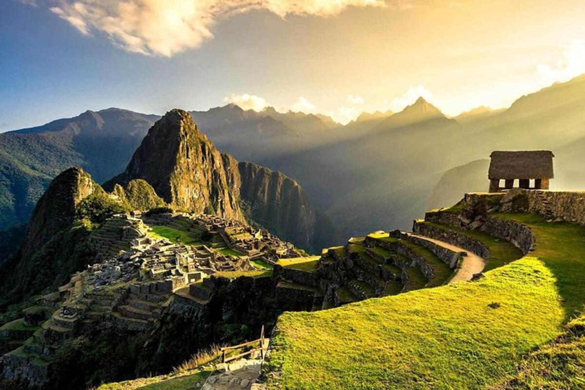 uma vista de uma montanha com um templo no topo