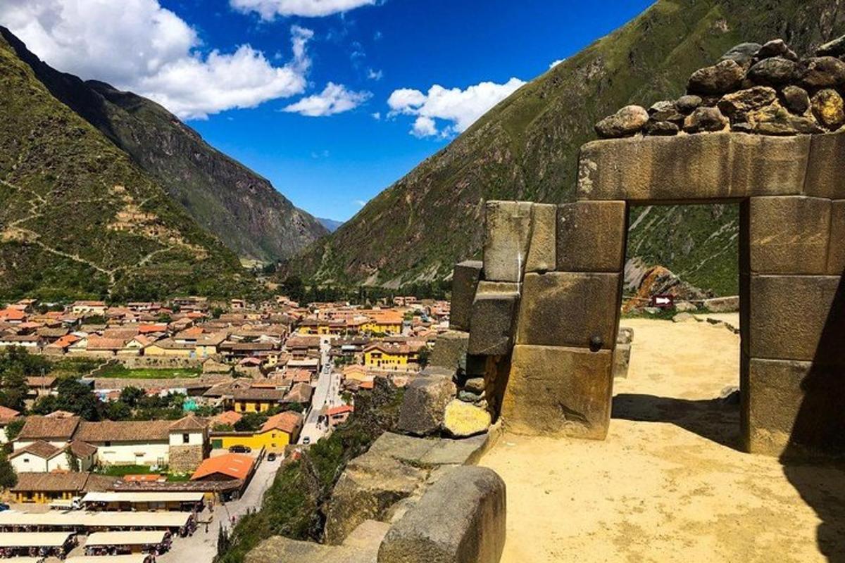 una vista d'un poble en una vall de muntanya
