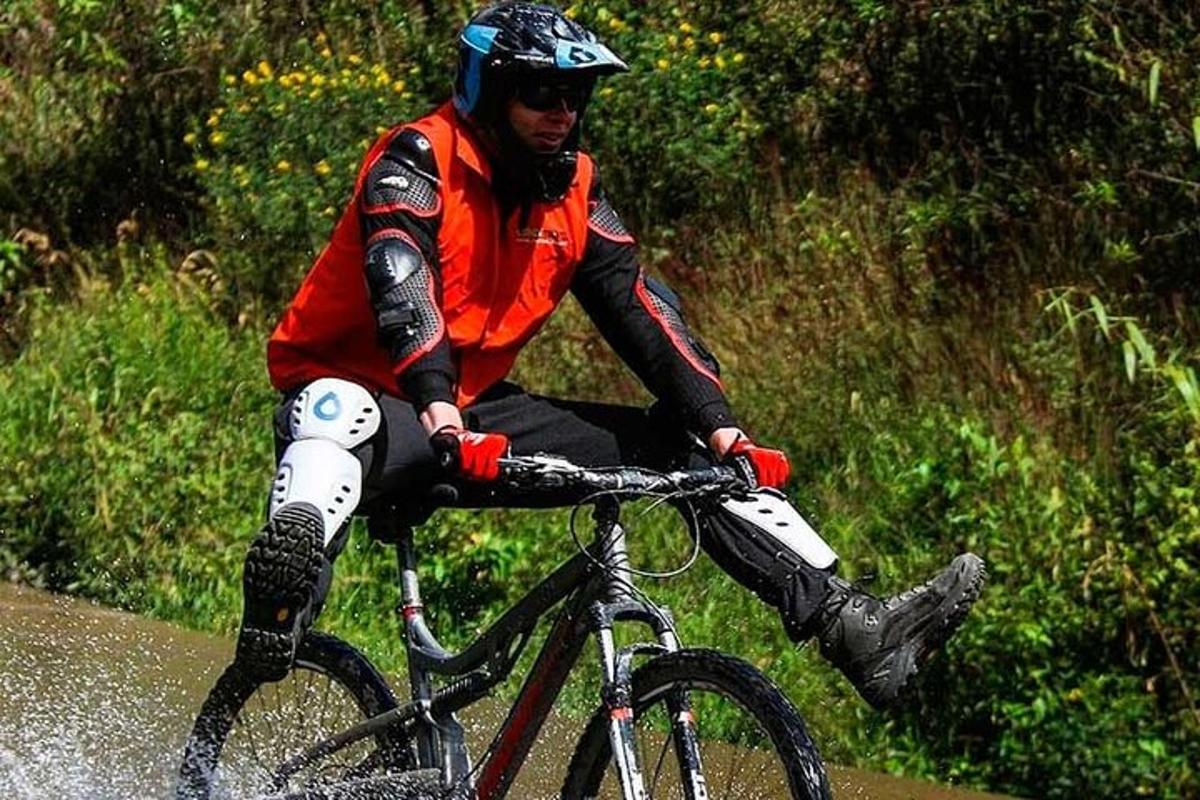 un hombre andando en bicicleta por una carretera