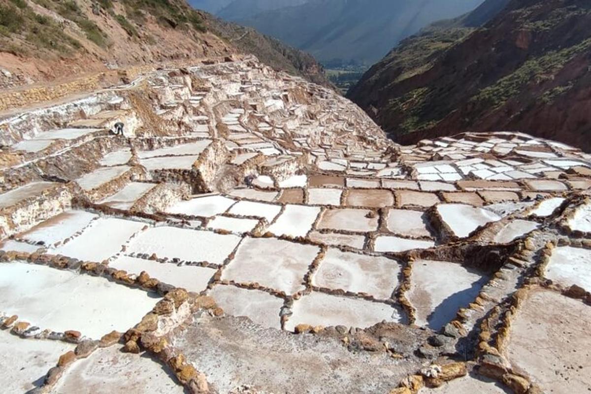 runtuhan purba di sisi gunung