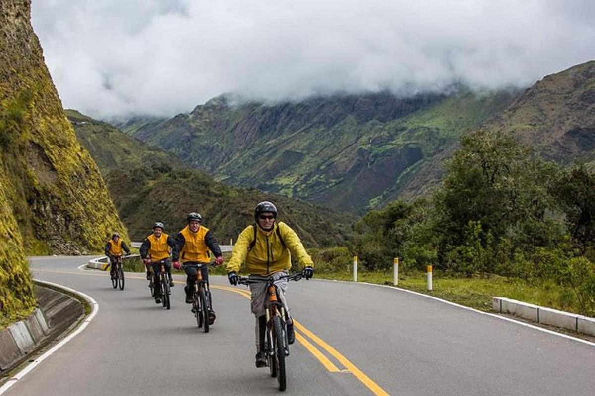 um grupo de pessoas andando de bicicleta por uma estrada