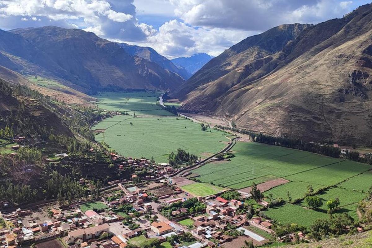 vista aèria d'una vall a les muntanyes
