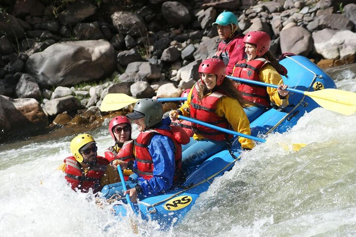 un groupe de personnes sur un radeau sur une rivière