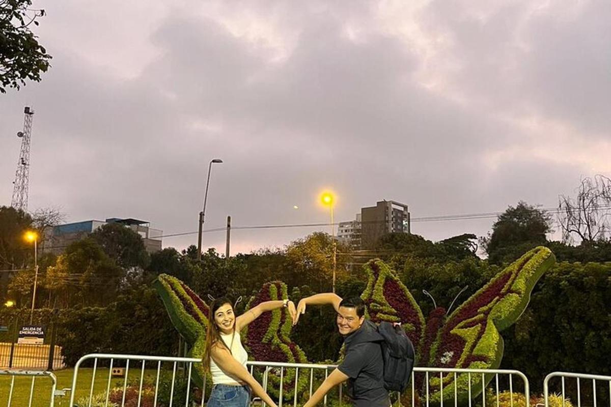 un uomo e una donna in piedi davanti a un cactus