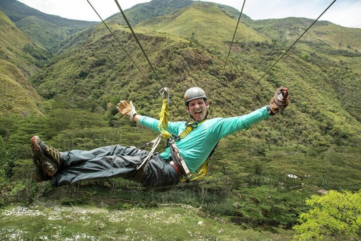 um homem está pendurado em um paraquedas sobre uma montanha