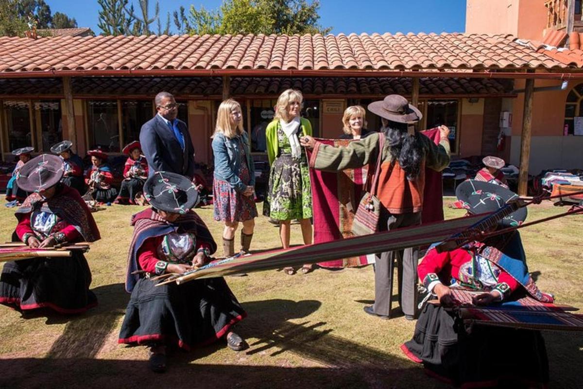 Un grupo de personas vestidas con ropa medieval
