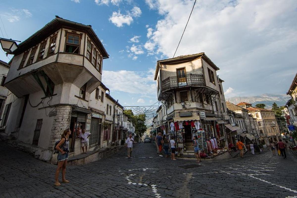 un gruppo di persone che camminano lungo una strada con edifici
