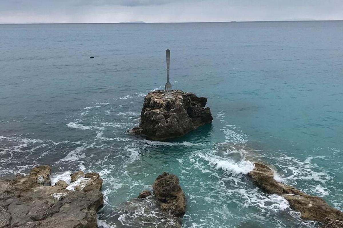 ένας βράχος στον ωκεανό με έναν στύλο πάνω του