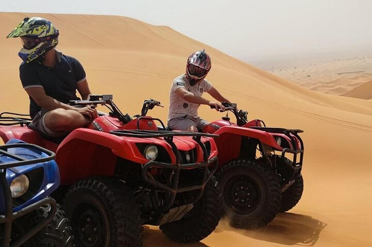 Δύο άτομα οδηγούν ATV στην έρημο