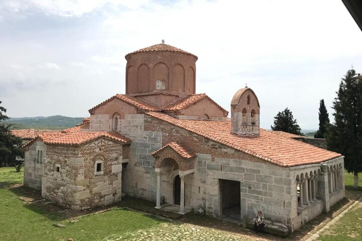 una vecchia chiesa in pietra con una torre dell'orologio in cima