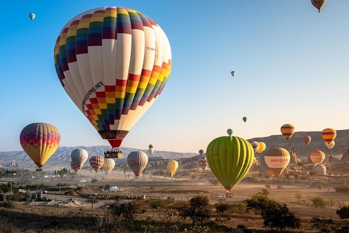 ένα σωρό μπαλόνια θερμού αέρα που πετούν στον ουρανό