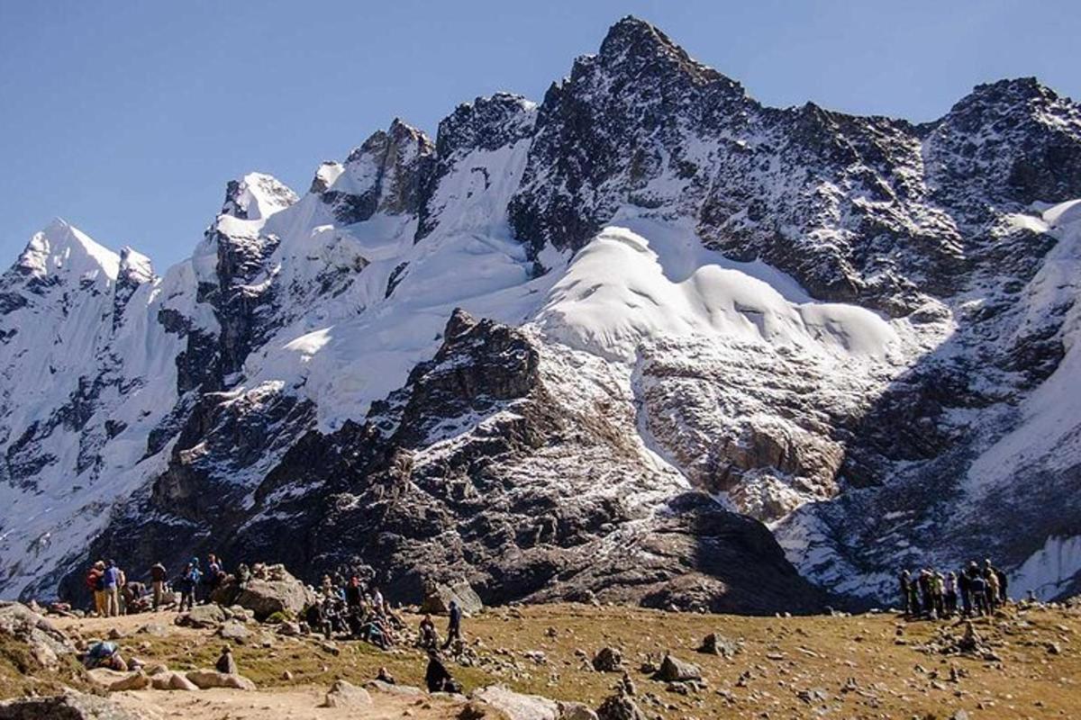 sekumpulan orang berdiri di hadapan gunung yang dilitupi salji