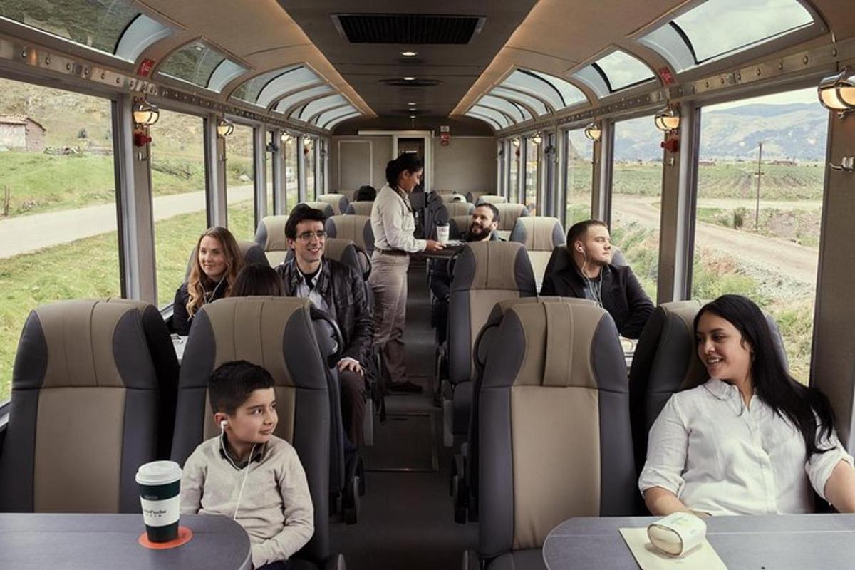um grupo de pessoas sentadas em um trem