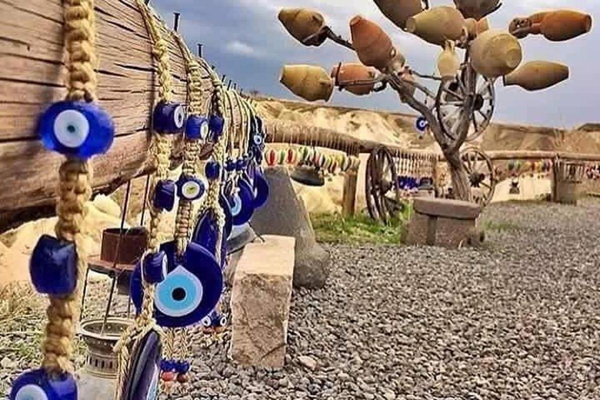 un primo piano di una barca con perline blu