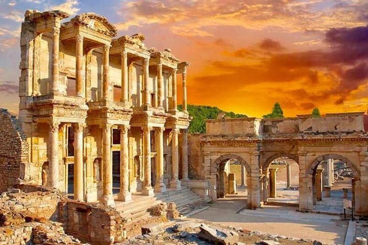 antiche rovine di un edificio con un tramonto