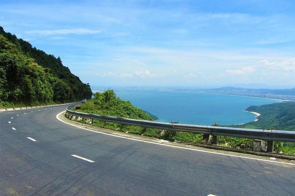 su kütlesi manzaralı boş bir yol