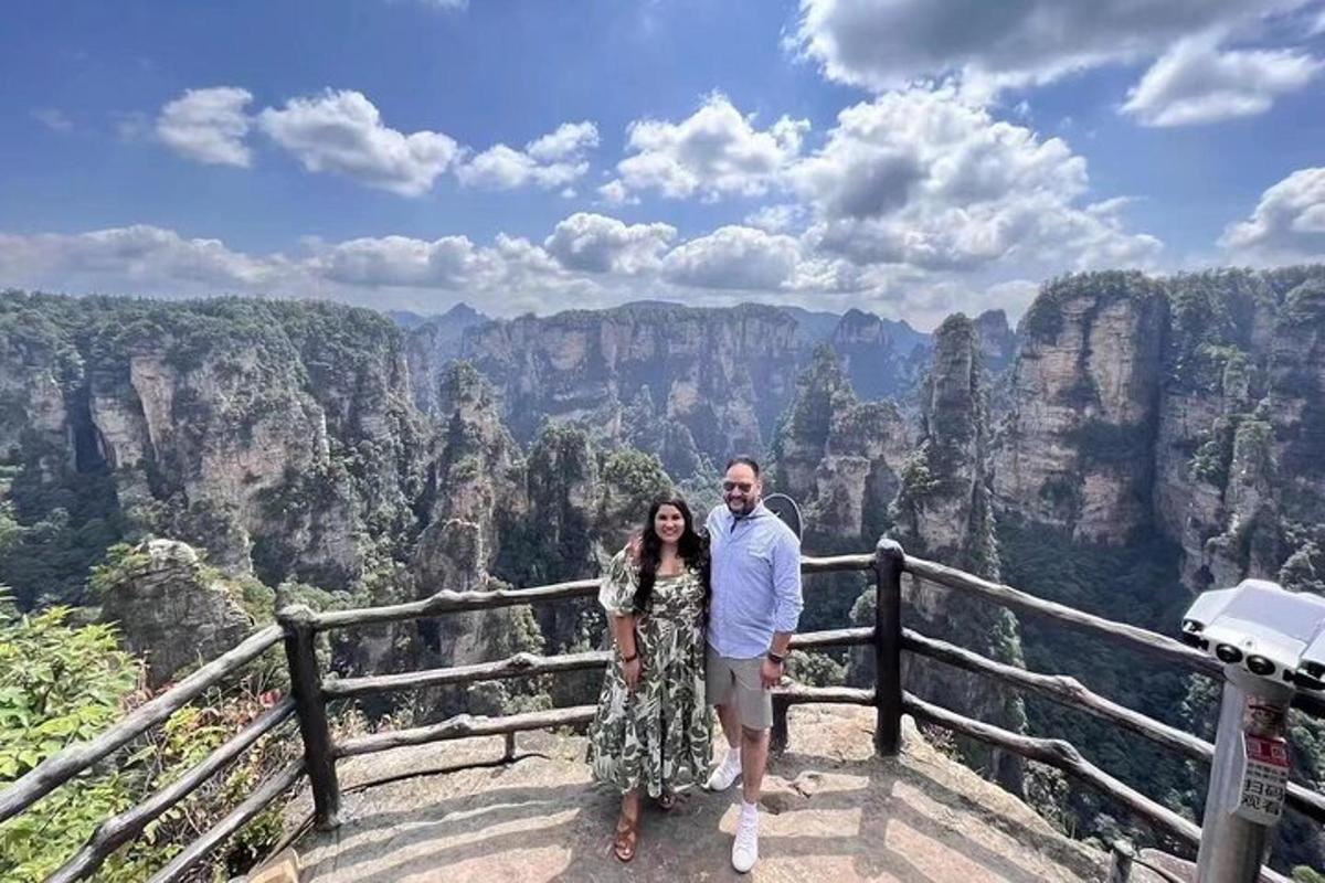 un uomo e una donna in piedi sul bordo del Grand Canyon