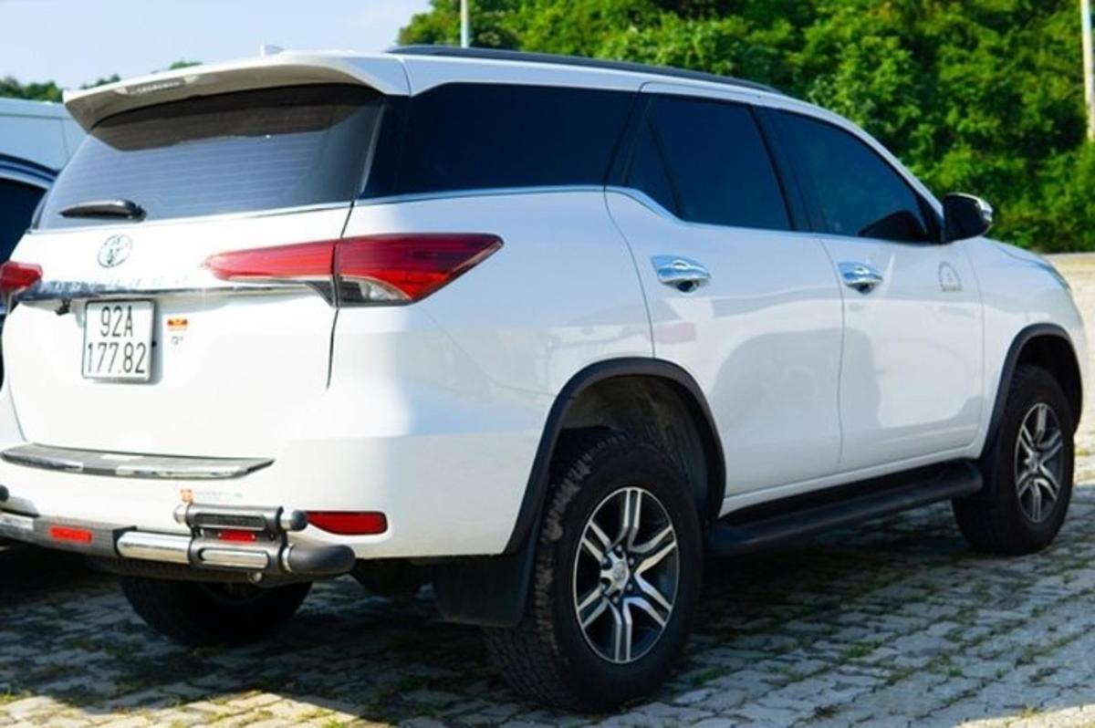 bílé SUV zaparkované na příjezdové cestě