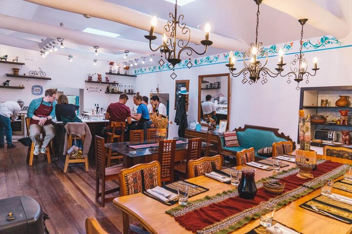 un restaurant amb gent asseguda a les taules d'una sala