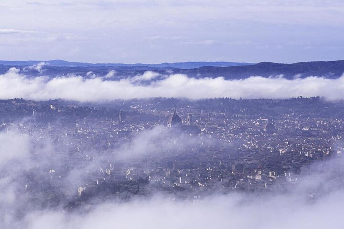 o vedere aeriană a unui oraș printre nori