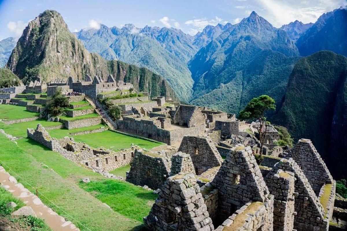 Una vista de una ciudad antigua con montañas al fondo.